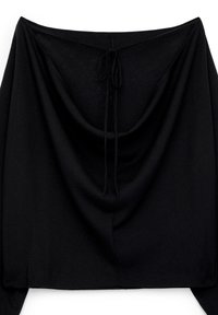 Schwarze Bluse mit einem drapierten Ausschnitt und einer Bindeschließe im Rücken, aus einem weichen, strukturierten Stoff gefertigt. Hat weite Ärmel und eine lockere Passform.