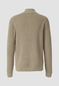 Beżowy sweter dzianinowy z wysokim kołnierzem, długimi rękawami oraz prążkowanymi mankietami i dolnym brzegiem. Teksturowany materiał o jednolitym wzorze splotu.