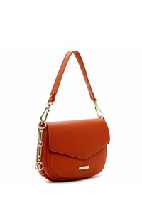 Bolso de mano de cuero naranja texturizado con cierre de solapa, mango corto y detalle de cadena en tono dorado en el lateral.