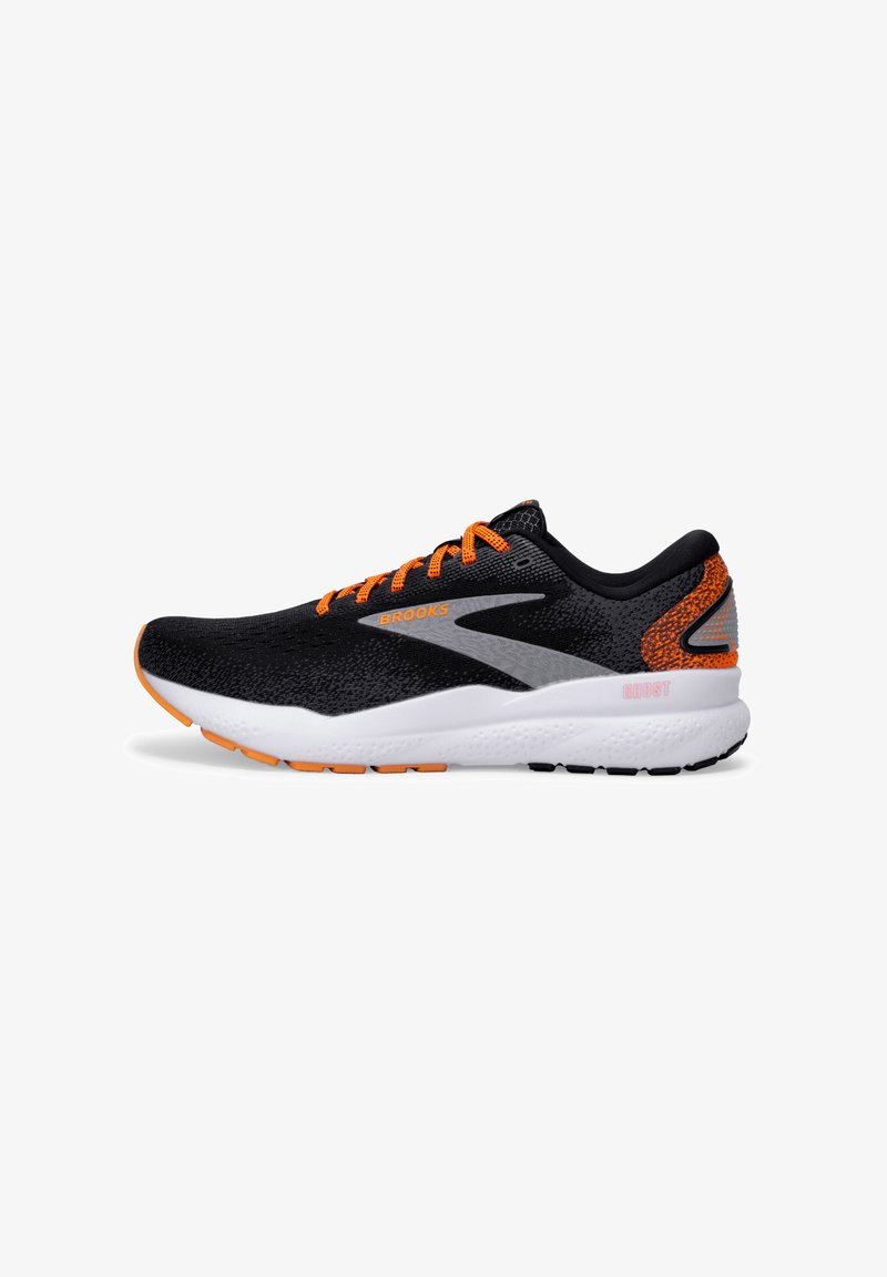 Zwarte hardloopschoen met oranje veters en accenten. Heeft een gestructureerde bovenkant, een lichte witte tussenzool en een zwarte loopzool.