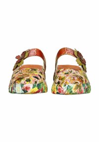 Sabots à motif floral avec un extérieur texturé et multicolore. Présentent une sangle marron et des ornements de fleurs vertes et rouges.