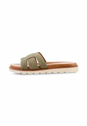 Slippersandaal met olijfgroene suède bandjes, beige leren voetbed en witte rubberen zool met profiel, zijaanzicht op witte achtergrond.