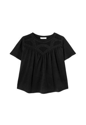 T-shirt noir à manches courtes fabriqué en tissu doux; présente une encolure texturée avec des motifs courbés et un ruché à la taille pour un ajustement décontracté.