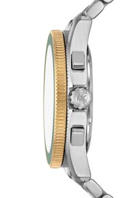 Reloj de pulsera en tonos plateado y dorado con cuerpo de acero inoxidable, bisel dorado estriado, dos botones de pulsación y una cara de cristal redonda y plana.