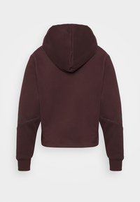 Sweat à capuche court en bourgogne foncé, en tissu doux, avec des manches longues, un capuchon à cordon de serrage et des détails de design minimalistes.