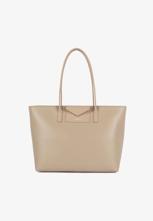 Grand sac fourre-tout en cuir beige avec de longues poignées et une poche avant en forme d'enveloppe avec un petit texte logo blanc.