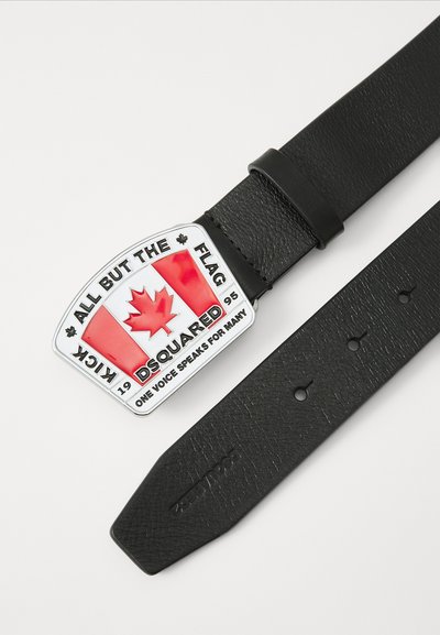 Ceinture en cuir noir avec une grande boucle en argent ornée d'un design de drapeau canadien, de texte et de logos avec des accents noirs et rouges.
