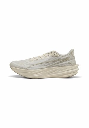 Lyse beige løbesko til atletik med mesh-overdel, tyk polstret sål og Puma-logo på siden og hælen, vist fra ydersiden.