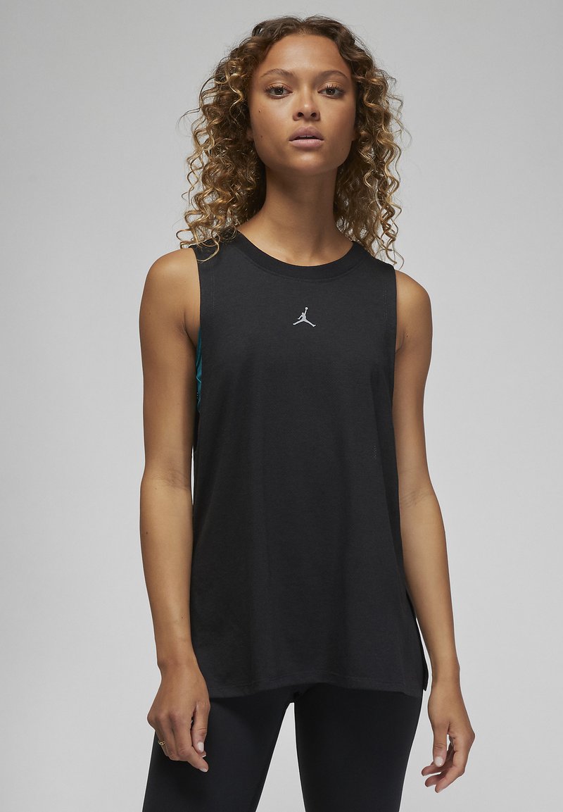Čierny bezrukávový športový top vyrobený z mäkkého materiálu, s malým bielym logom Jumpman na hrudi a voľným strihom.