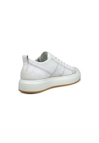 Sneaker in pelle bianca con design a basso-topo, pannelli laterali testurizzati, lacci bianchi e una suola in gomma spessa con fondo color gomma.