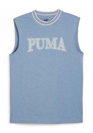 Jasnoniebieski bezrękawnik z okrągłym dekoltem, z dużym białym logo "PUMA" na piersi i kontrastowym jasnobeżowym wykończeniem.