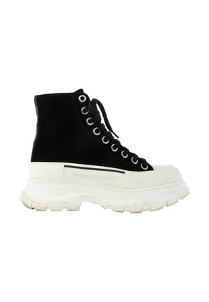Sort højt sneaker med hvid kraftig sål, sorte snørebånd, sølv øjer og Alexander McQueen brandmærke på siden.