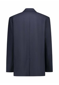 Blazer blu navy con una texture liscia, una vestibilità strutturata, rever con intagli e spacco singolo sul retro. Il tessuto appare leggero e versatile.