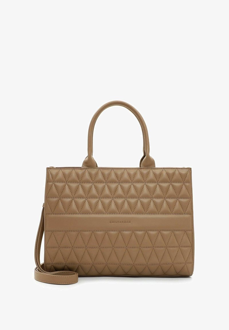 Tan gequilted handtas met een geometrisch driehoekpatroon, dubbele handvatten, een afneembare schouderband en een gladde textuur. Het merk is op de voorkant geperst.