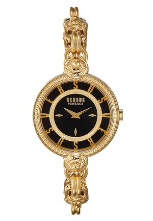 Złoty zegarek Versus Versace z czarną tarczą, złotymi rzymskimi cyframi, detalami głowy lwa na pierścieniu i ogniwach bransolety, okrągły design.