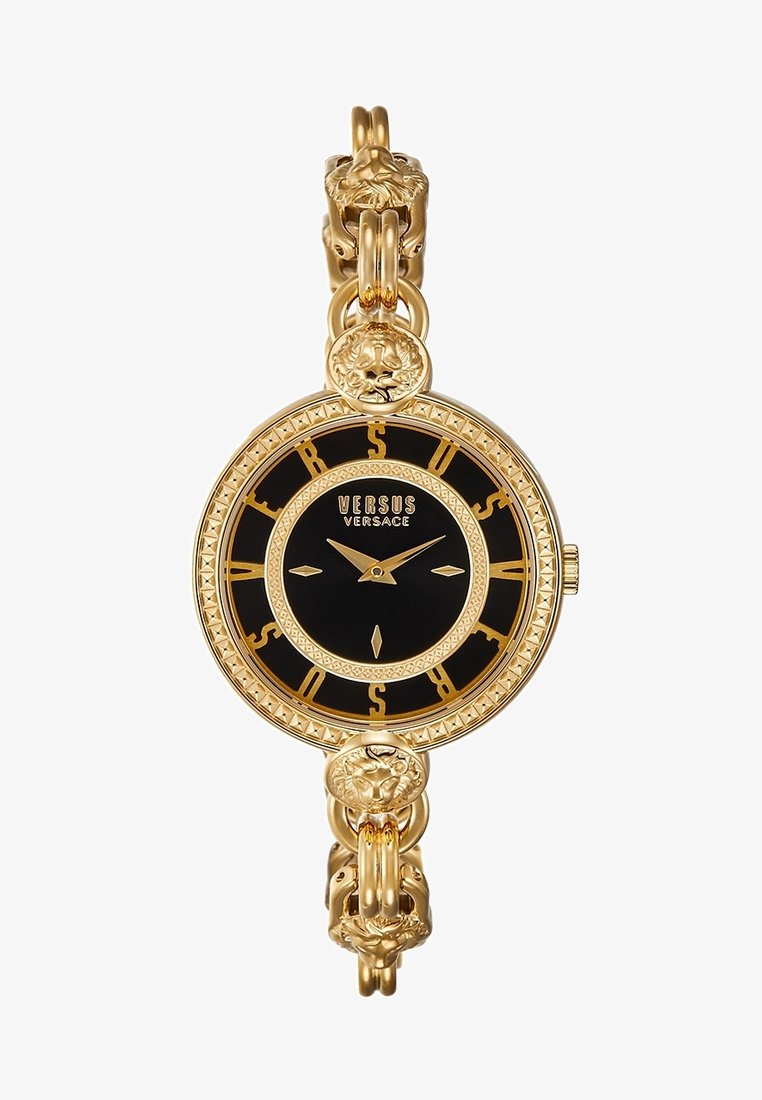 Montre Versus Versace en or avec cadran noir, chiffres romains dorés, détails de tête de lion sur la lunette et les maillons du bracelet, design circulaire.