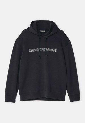Sweatshirt à capuche noir avec cordons de serrage, arborant le logo blanc "EMPORIO ARMANI" à l'avant. Texture douce, coupe décontractée et manches longues.