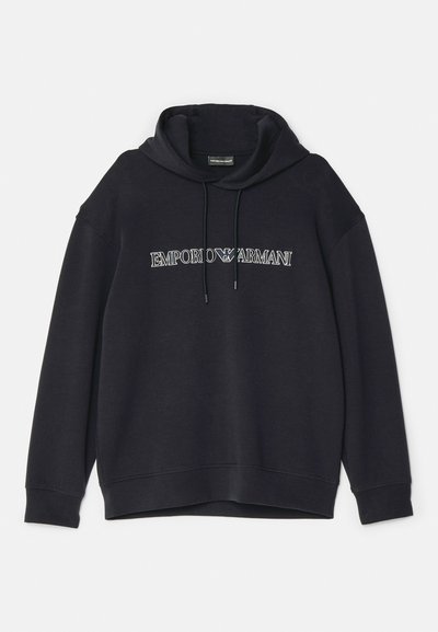 Felpa nera con cappuccio e coulisse, caratterizzata dal logo bianco "EMPORIO ARMANI" sulla parte frontale. Texture morbida, vestibilità comoda e maniche lunghe.
