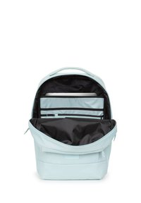 Mochila de color azul claro con un interior negro, que cuenta con un compartimento principal, un compartimento para laptop y bolsillos organizativos. Material sintético suave.
