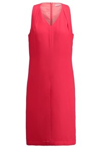 Robe sans manches rose vif jusqu'aux genoux avec encolure en V et fermeture éclair au dos sur fond uni.