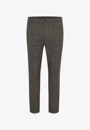 Pantalones de hombre de corte ajustado en un estampado de cuadros marrón y gris, con cierre de botón y cremallera, trabillas para cinturón y piernas ajustadas.