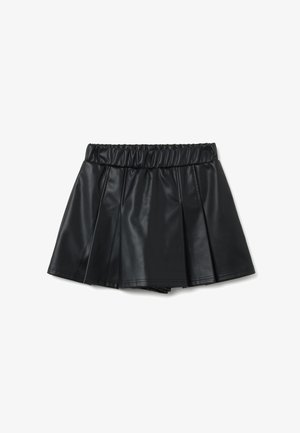 Zwarte plissé rok van faux leather, met een elastische tailleband en een gladde, glanzende textuur.