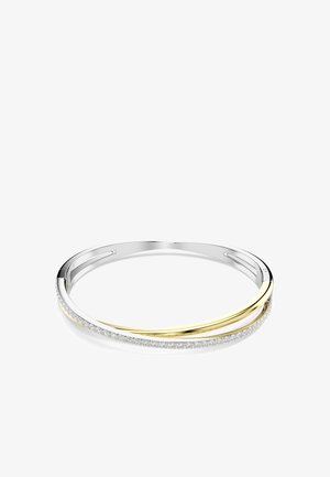 Náramok s bangles kombinujúci strieborné a zlaté kovy, zdobený detailným radom trblietavých kamienkov pozdĺž jednej hrany pre zvýšený vizuálny záujem.