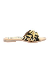 Chancla con estampado de leopardo en amarillo y negro, parte superior de tela suave, diseño de punta abierta, suela plana color marrón claro y logo de Kickers en la plantilla.