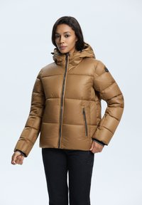 Doudoune marron avec capuche, dotée d'une fermeture éclair à l'avant et de deux poches latérales avec fermetures éclair. Texture lisse et matelassée.