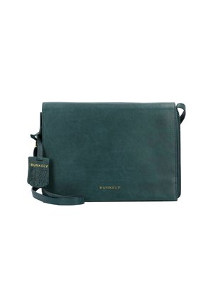 Borsa a tracolla verde in pelle con una texture liscia. Presenta un logo dorato, un'etichetta staccabile e una tracolla regolabile. Design a pattina.