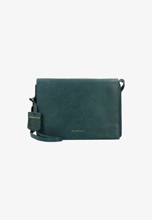 Borsa a tracolla verde in pelle con una texture liscia. Presenta un logo dorato, un'etichetta staccabile e una tracolla regolabile. Design a pattina.