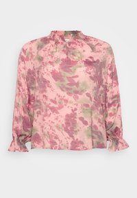 Blouse rose à manches longues avec motif floral vert et rouge, col haut froncé et poignets à volants.