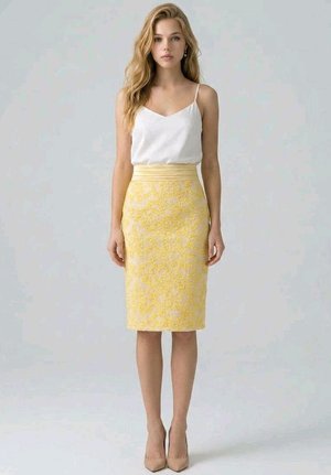 Mujer con cabello largo y rubio, vestida con una blusa blanca sin mangas, falda lápiz amarilla con flores y tacones altos beige sobre un fondo liso.
