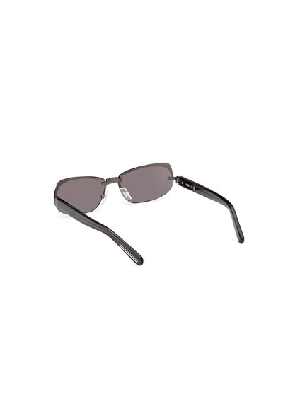 Gafas de sol con lentes grises rectangulares y un elegante marco de plástico negro. Las patillas son suaves con sutiles acentos de diseño.