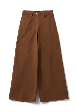 Pantalones marrones de pierna ancha con cierre frontal de botón y cremallera, trabillas para cinturón y bolsillos delanteros, mostrados sobre fondo blanco.