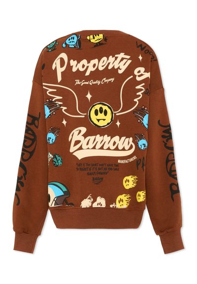 Sweat-shirt marron avec un visage souriant ailé, des personnages bleu et jaune de style BD, et le texte "Property of Barrow" en crème et noir.