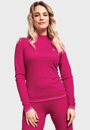 Fitted Langarmshirt aus leuchtend pinkem Stoff mit hohem Kragen, glatter Textur und kleinem Logo-Akzent auf der Brust.