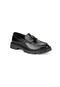 Mocasines de charol negro con costura elevada tipo mocasín y suela de goma negra texturizada con un notable patrón de tracción. Acento de logo dorado.