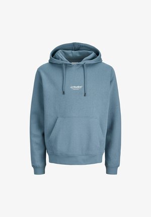 Gaiši zils kapucis džemperis no mīksta auduma, ar priekšējo kabatu un auklām. Uz krūtīm ir balts logo teksts.