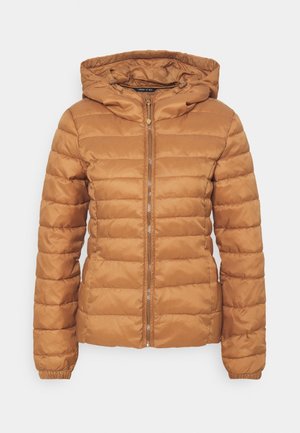 Veste matelassée marron avec capuche, fermeture éclair à l'avant et poignets élastiques, présentée sur un fond uni.