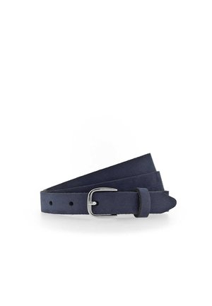 Ceinture en daim bleu foncé avec boucle en métal argenté, roulée et posée à plat sur un fond blanc.