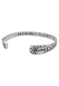 Silverfärgad armband med graverade blommönster och texten "COCONUT SOCIETY", med en slät yta och öppen design i ändarna.