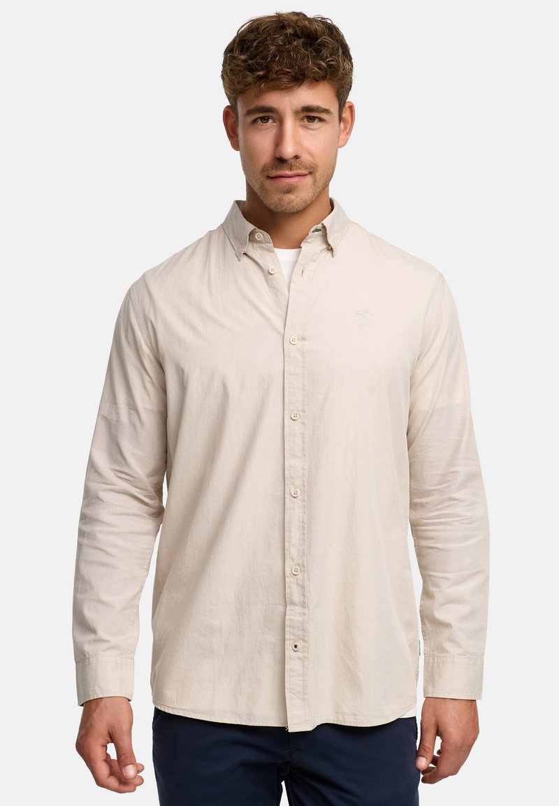 Hellbeige Hemd mit Knöpfen, Kragen, langen Ärmeln und vorderen Knöpfen. Weicher Stoff mit subtiler Textur und einem Logo auf der Brust.