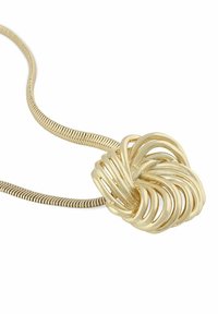Guldtonad halsband med en vriden, öppen knut-pendant på ett flexibelt, slätt kedjehalsband. Designen framhäver intrikata kurvor och metallisk lyster.