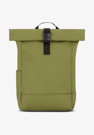 Sac à dos à rabat olive, fabriqué en matériau mat. Dispose d'une fermeture à boucle noire, d'une poche latérale et d'un détail de logo en relief.