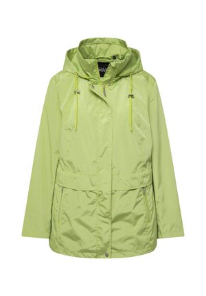 Giacca impermeabile verde chiaro con cappuccio, zip frontale, cordini regolabili, tasche laterali e una texture liscia e lucida.