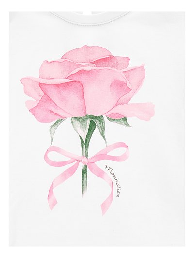 Hvit t-skjorte i stoff med et stort rosa rosemotiv med grønn stilk og blader, knyttet med et rosa bånd ved basen.