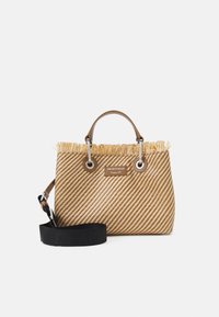 Spleciona torba ze słomy w odcieniu beżowym z frędzlami u góry, srebrnymi akcesoriami i odpinanym czarnym paskiem. Posiada diagonalny wzór w paski oraz metkę z logo.