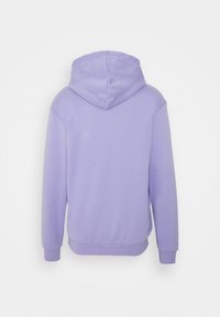 Lila hoodie av mjuk tyg, med en huva och elastiska muddar. Slät textur utan synliga mönster eller accenter.