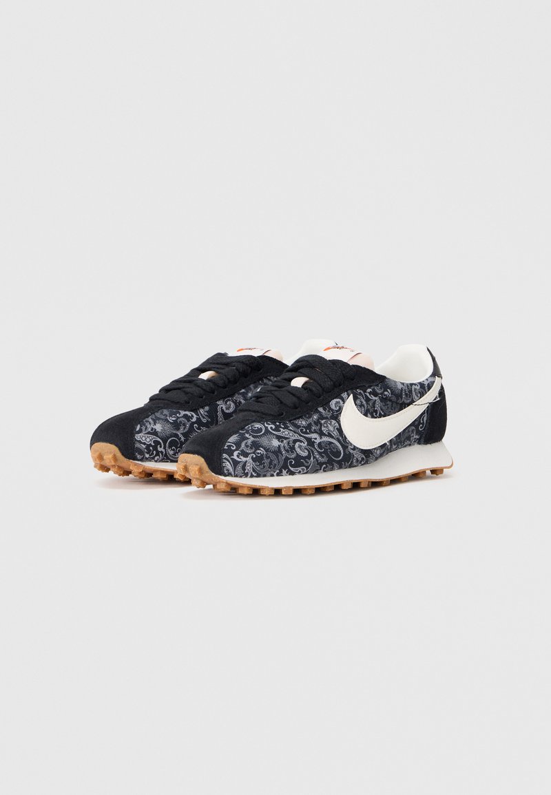 Scarpe sportive bianco e nero con motivo paisley, dotate di suola in gomma, design con lacci e silhouette classica.